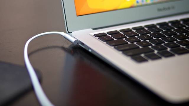 Не навредит ли ноутбуку его использование во время зарядки