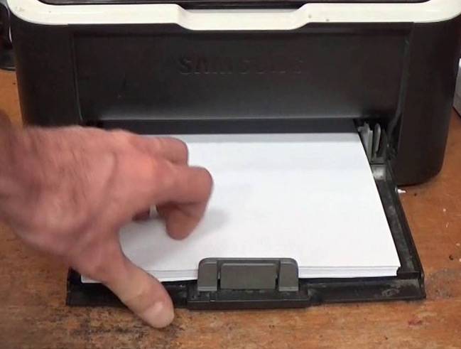 Что делать, если принтер не захватывает бумагу: почему принтер не берёт бумагу