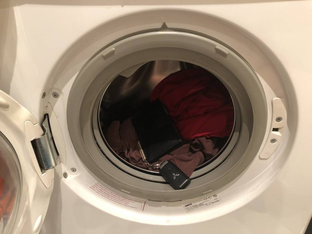 Что делать нужно, а что нельзя, если случайно постирал телефон в стиральной машине?