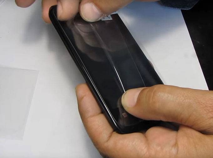 Как быстро и своими руками наклеить защитное стекло на смартфон?