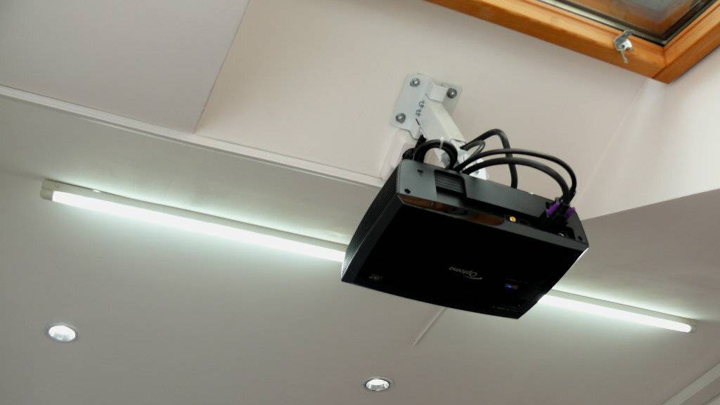 Как повесить проектор на потолок из гипсокартона