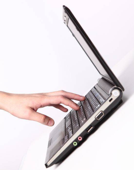 Почему ноутбук заряжается только когда выключен и что можно сделать