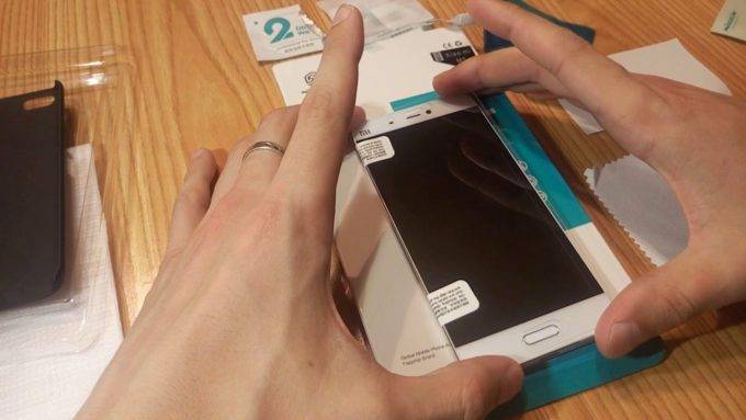 Как быстро и своими руками наклеить защитное стекло на смартфон?