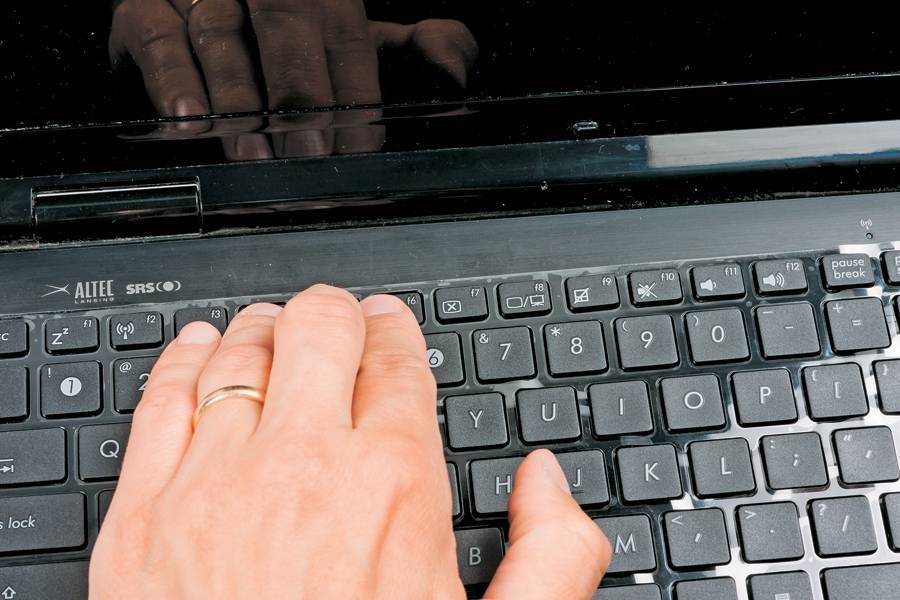 Как снять и вставить клавишу с клавиатуры ноутбука