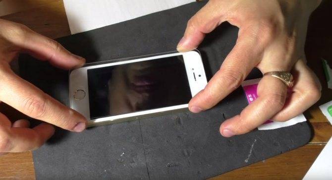 Как наклеить стекло на телефон без пузырьков воздуха и перекосов