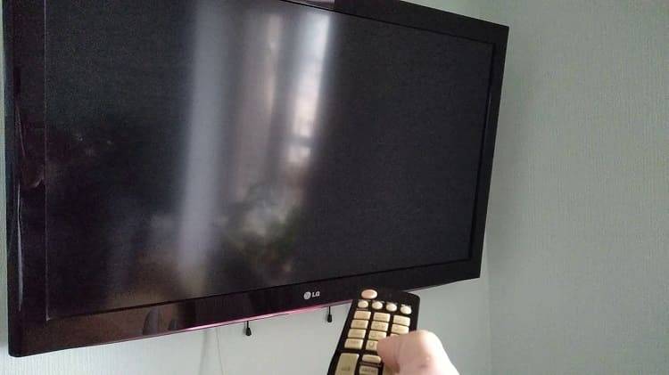 Мигает экран телевизора в углу и посередине: причины мерцания и что делать