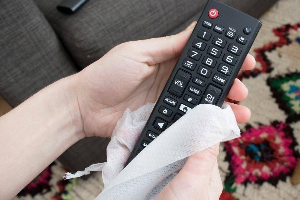 Как почистить пульт от телевизора внутри и снаружи