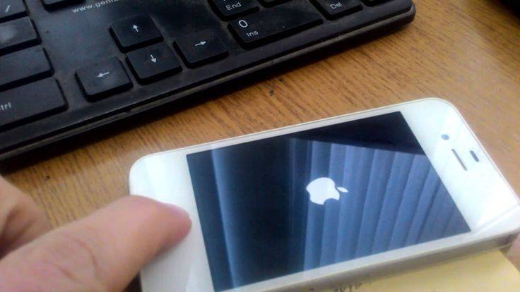 Что делать, если iphone завис на яблоке и не включается