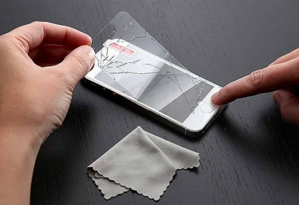 Как правильно наклеить защитное стекло на телефон в домашних условиях