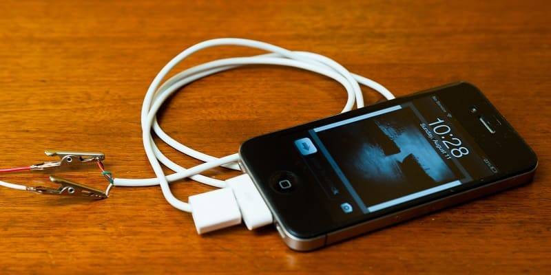 13 безопасных способов зарядить телефон без электричества