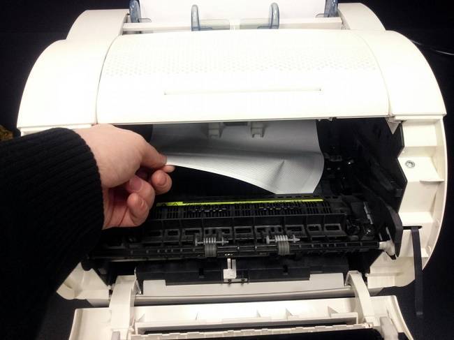 Как вытащить бумагу из принтера, если она застряла: что делать для устранения проблемы