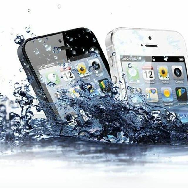 Что делать, если уронили телефон в воду или пролили жидкость на него